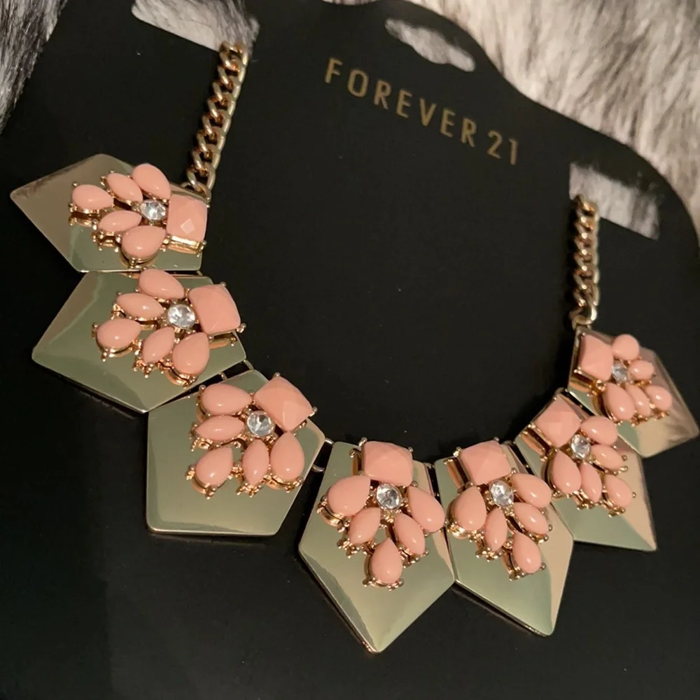NWT Forever 21 Pink Accent Goldtone Statement Necklace - Picture 2 of 8